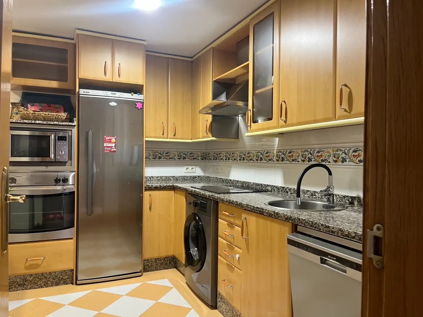 Cuina de Casa adosada en venda en Monterrubio de Armuña amb Calefacció, Jardí privat i Parquet