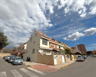 Vista exterior de Casa adosada en venda en Paterna amb Jardí privat i Terrassa