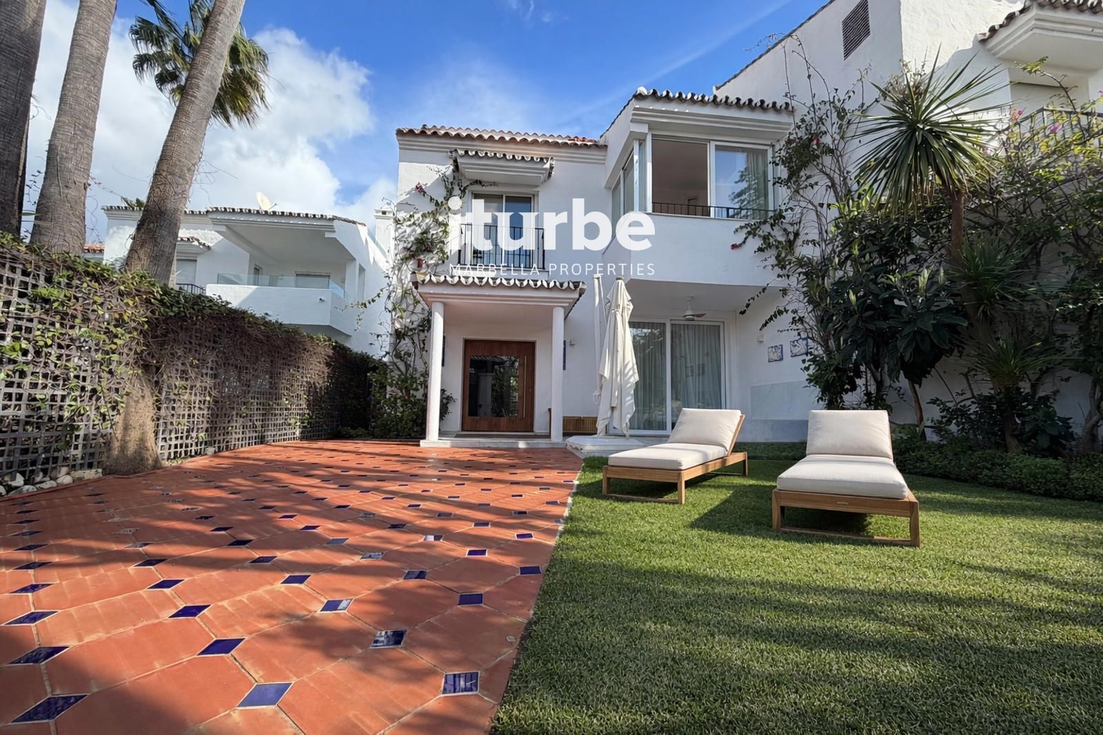 Vista exterior de Casa o xalet de lloguer en Marbella amb Aire condicionat, Terrassa i Piscina