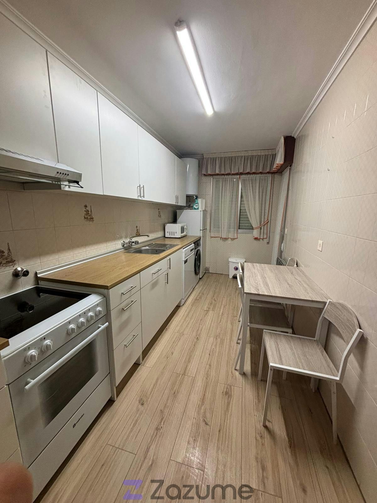 Cuina de Pis de lloguer en Santa María del Páramo amb Parquet, Terrassa i Moblat