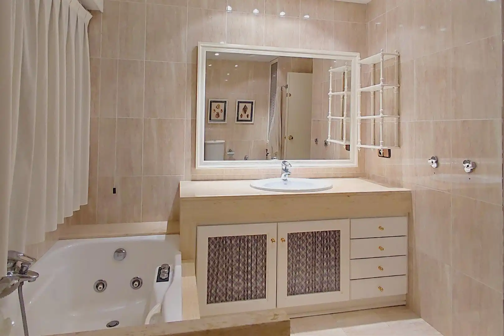Bathroom of Houses for sale in L'Eliana  with Air Conditioner, Heating and Private garden