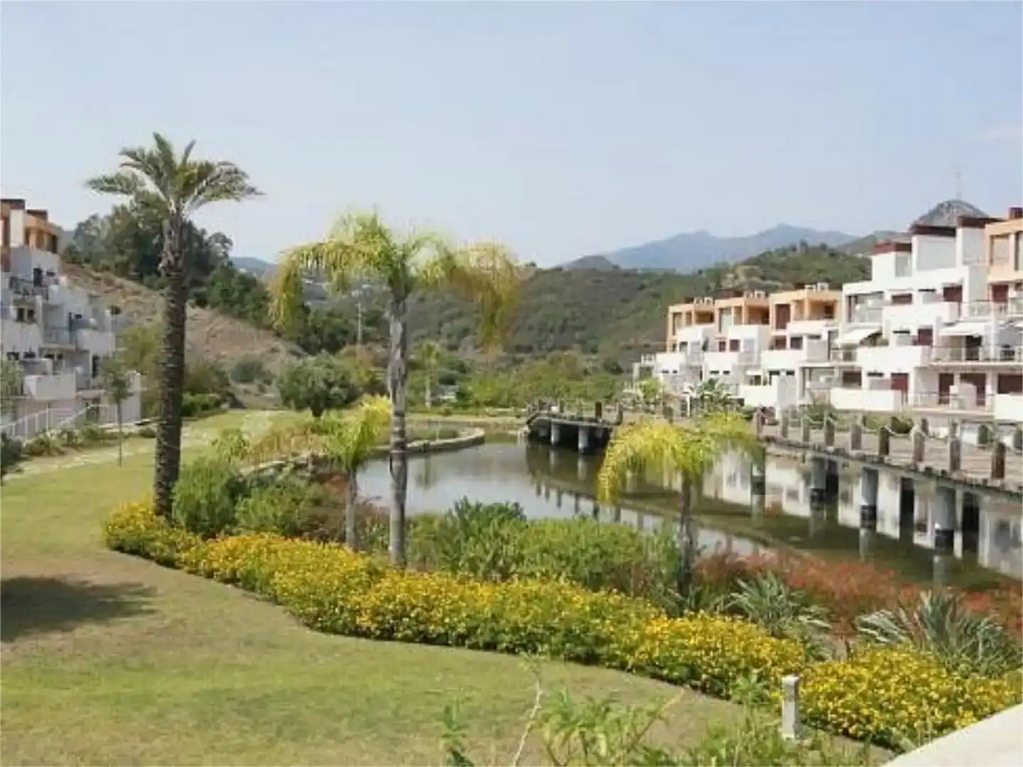 Vista exterior de Pis de lloguer en Benahavís amb Aire condicionat, Piscina i Balcó