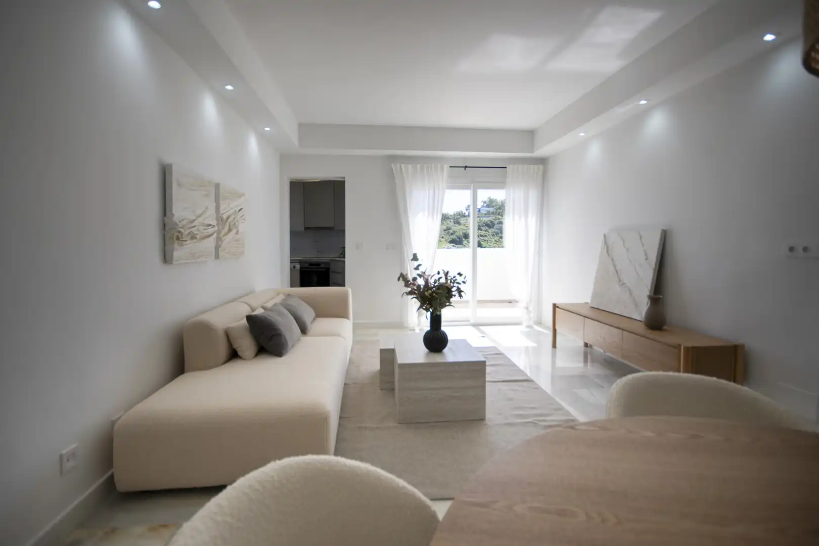 Sala d'estar de Apartament en venda en Estepona amb Terrassa, Piscina i Piscina comunitària