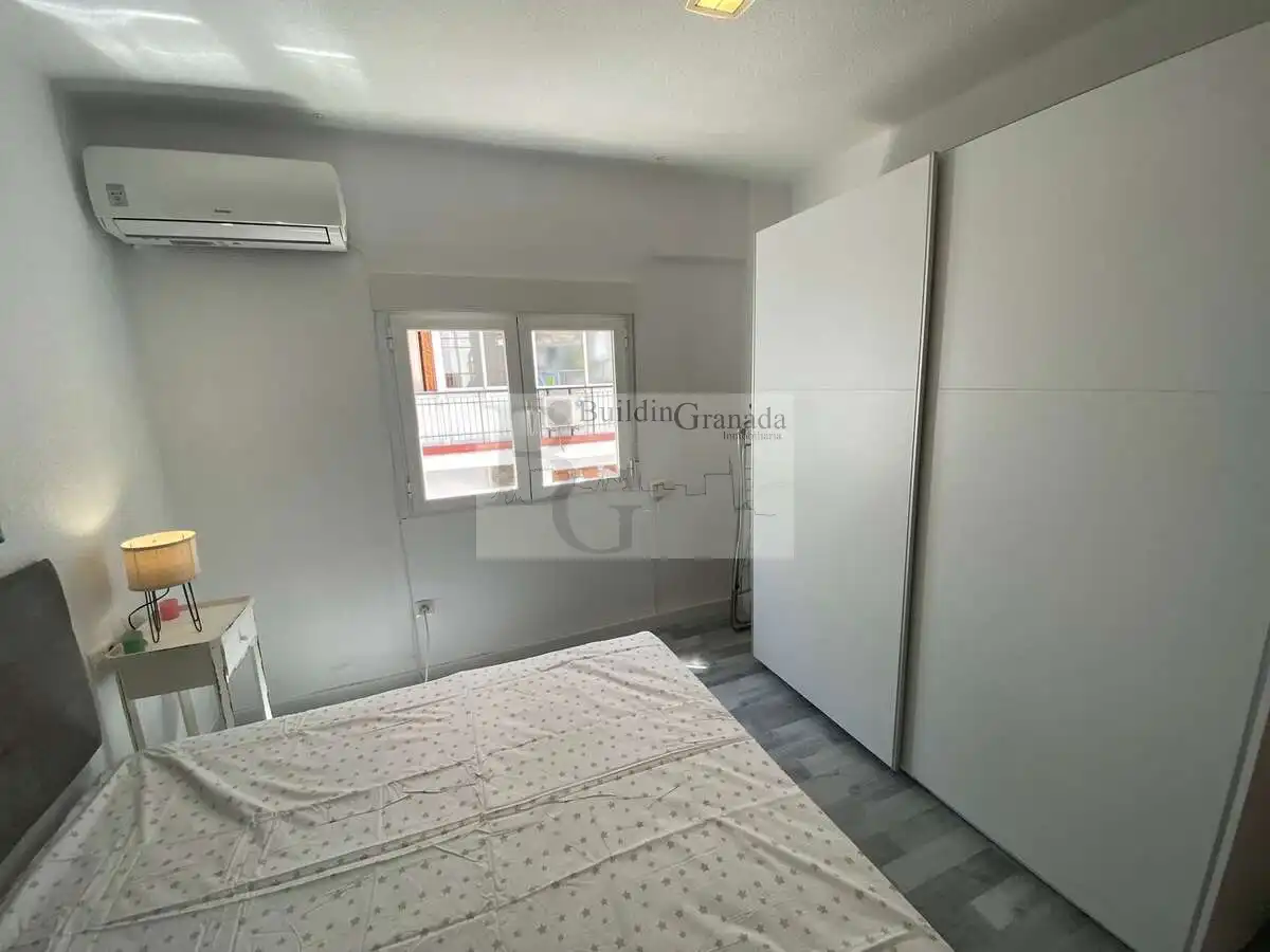 Habitación de Piso de alquiler en Granada con Aire acondicionado, Terraza y Amueblado