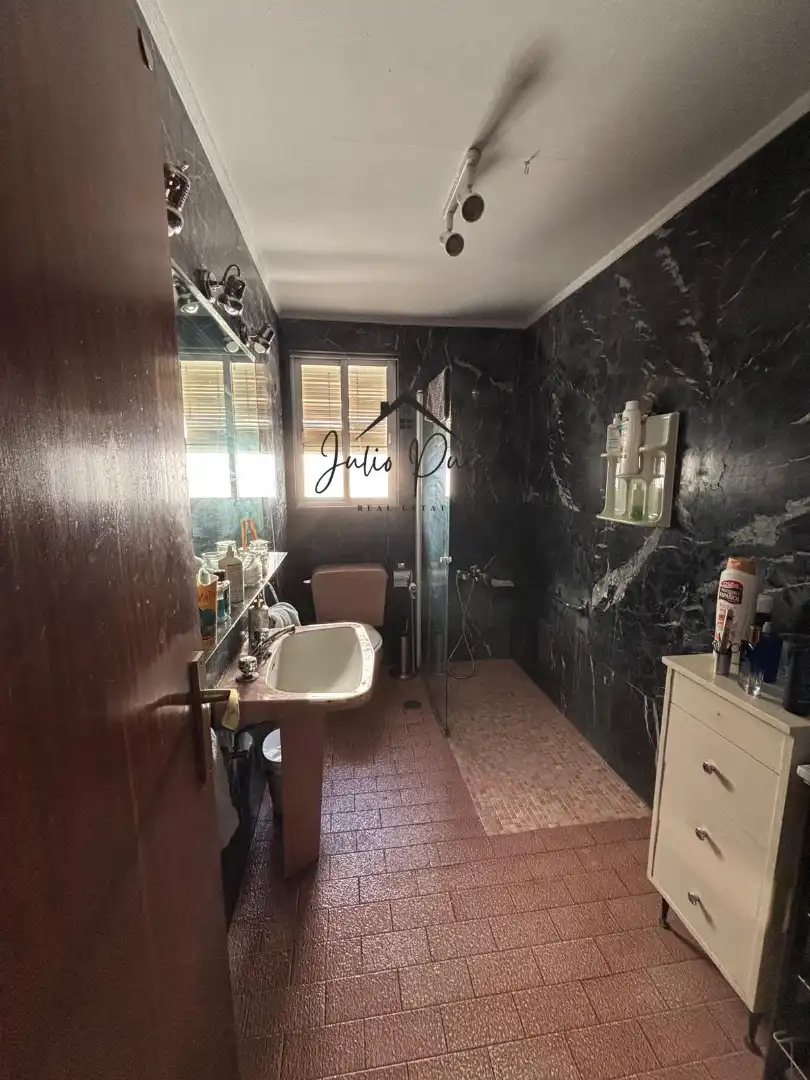 Bathroom of Flat for sale in Sevilla  with Air Conditioner, Terrace and Storage room