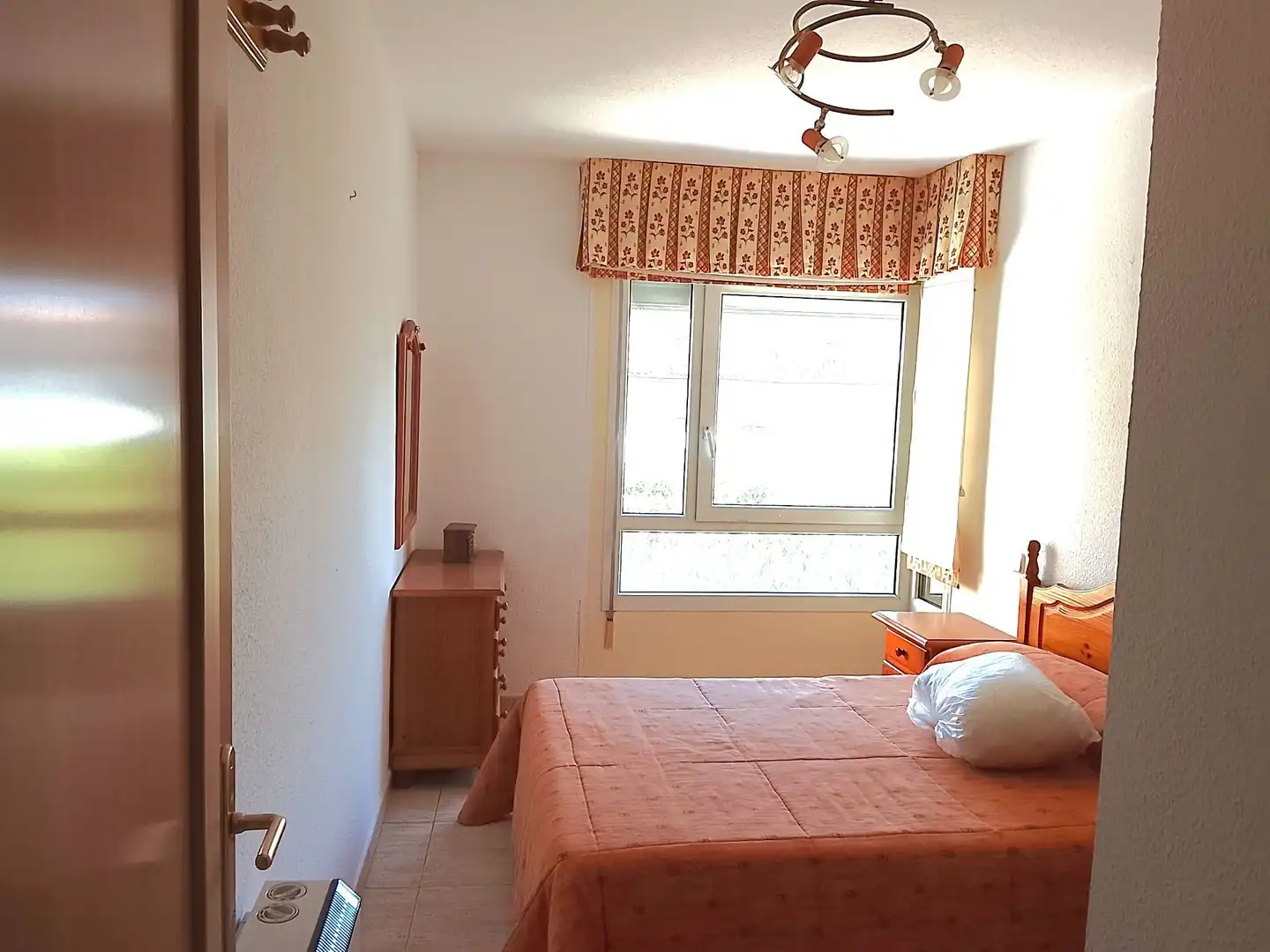Schlafzimmer von Wohnung zum Verkauf in Madrigal de la Vera mit Klimaanlage, Heizung und Möbliert