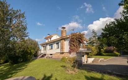 Vista exterior de Casa o xalet en venda en Gijón  amb Terrassa i Piscina