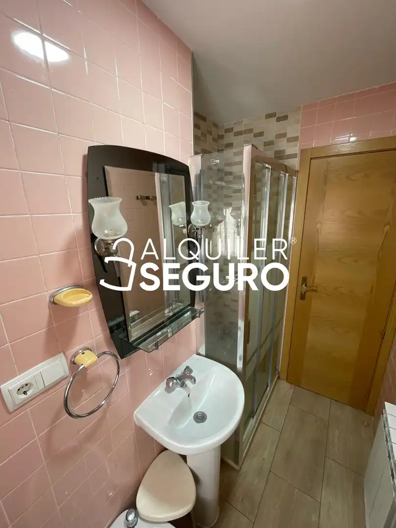 Bany de Pis de lloguer en Madrid amb Calefacció, Terrassa i Moblat