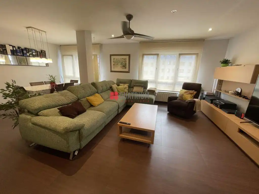 Appartamento con terrazza in vendita a Avenida Rosalía de Castro
