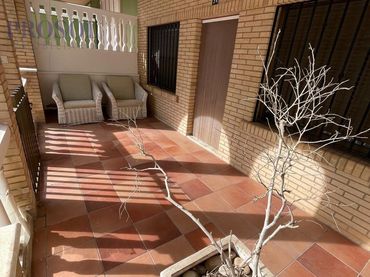Casa aparellada en venda a Calle de Hernán Cortés