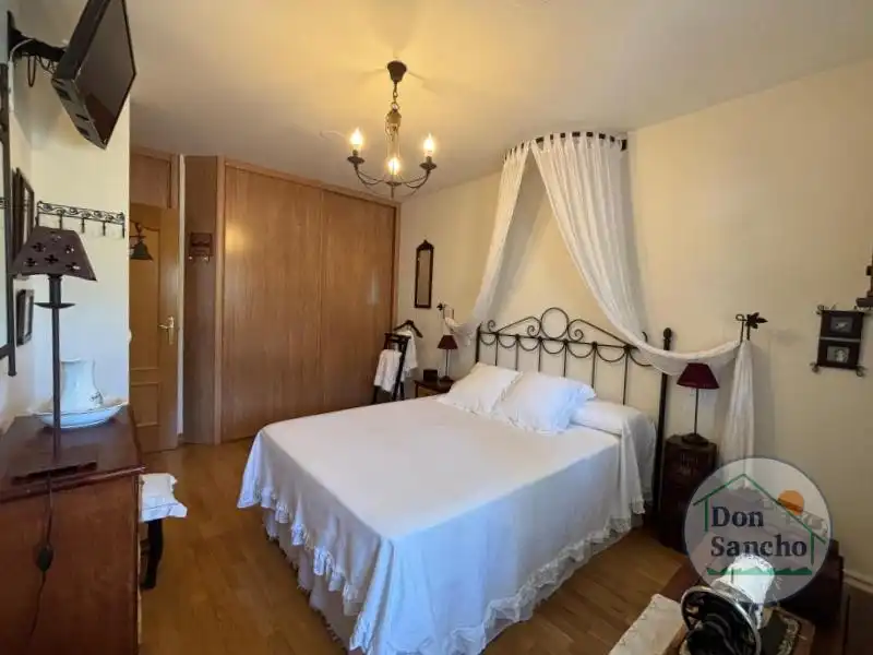 Habitación de Casa adosada en venta en Cabezón de Pisuerga con Calefacción, Jardín privado y Terraza