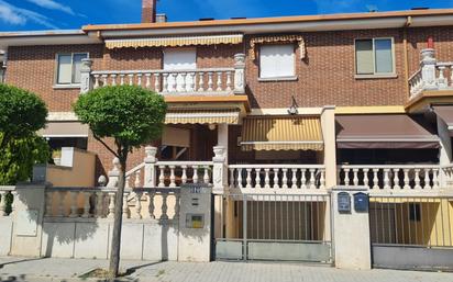 Vista exterior de Casa adosada en venda en Laguna de Duero amb Terrassa