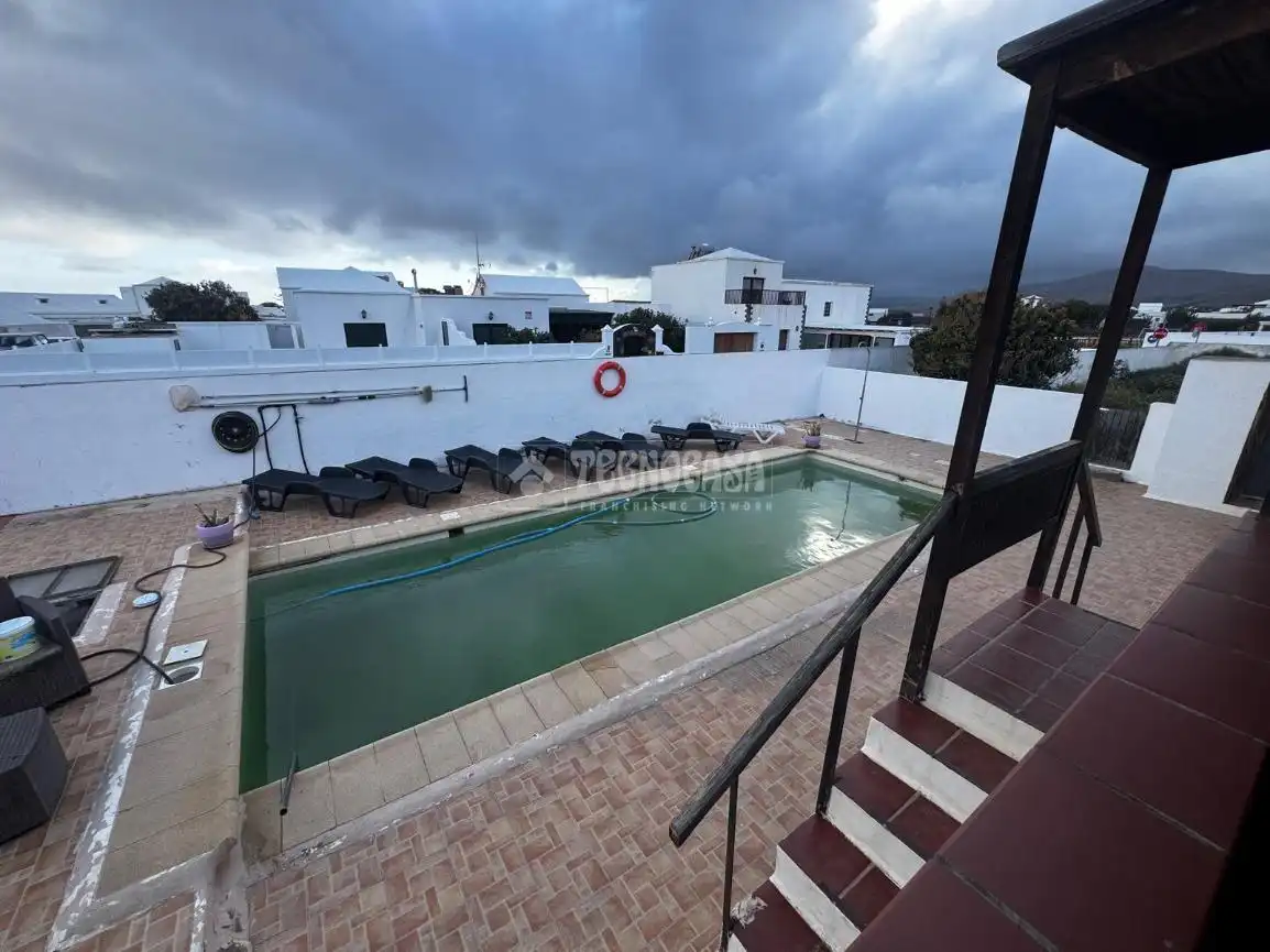Schwimmbecken von Einfamilien-Reihenhaus zum Verkauf in Teguise mit Terrasse und Balkon