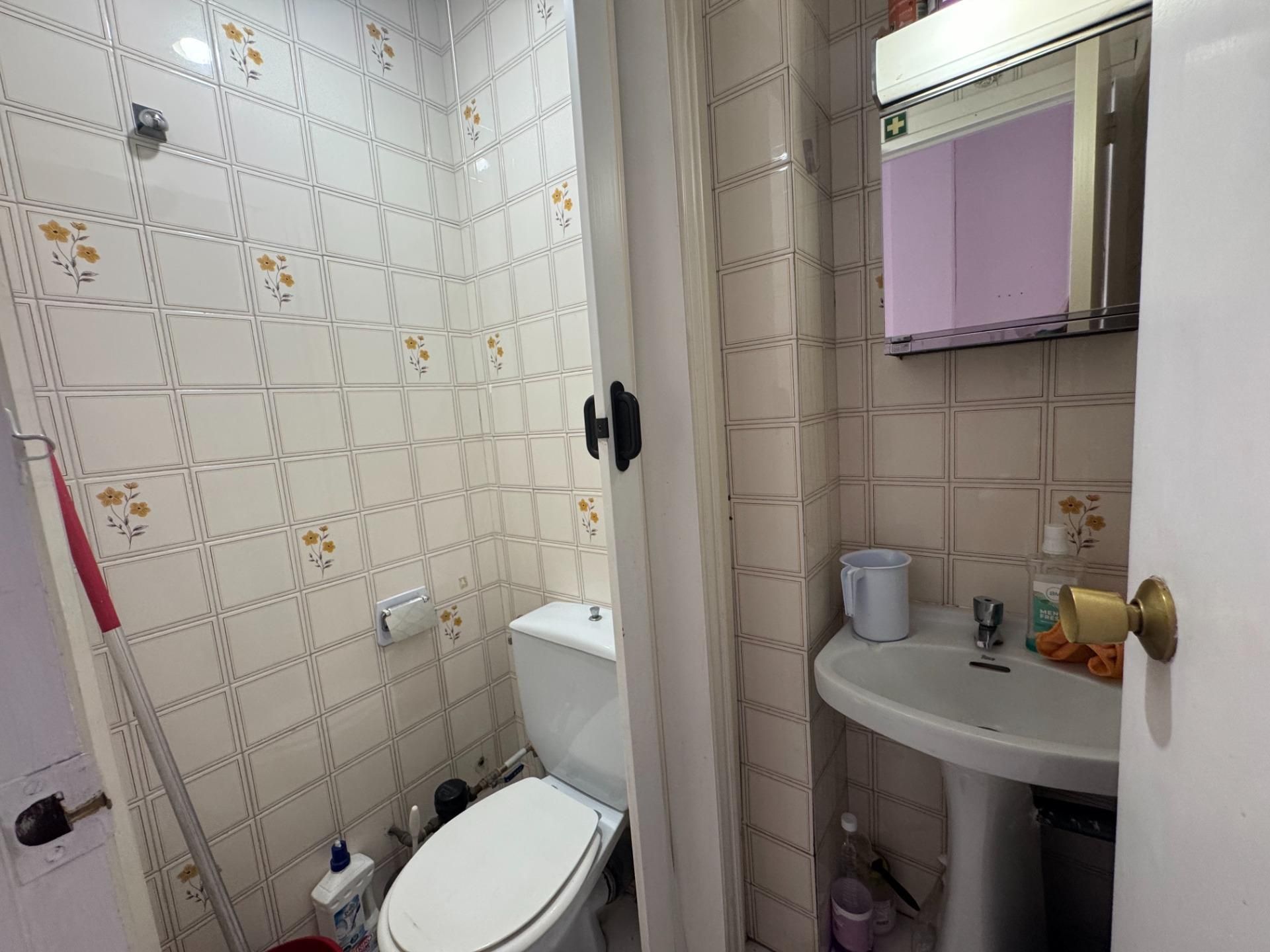 Bathroom of Premises for rent in Leganés