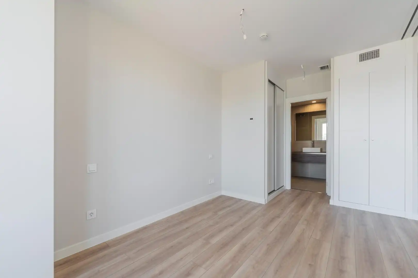 Habitación de Apartamento en venta en Madrid con Aire acondicionado, Calefacción y Jardín privado