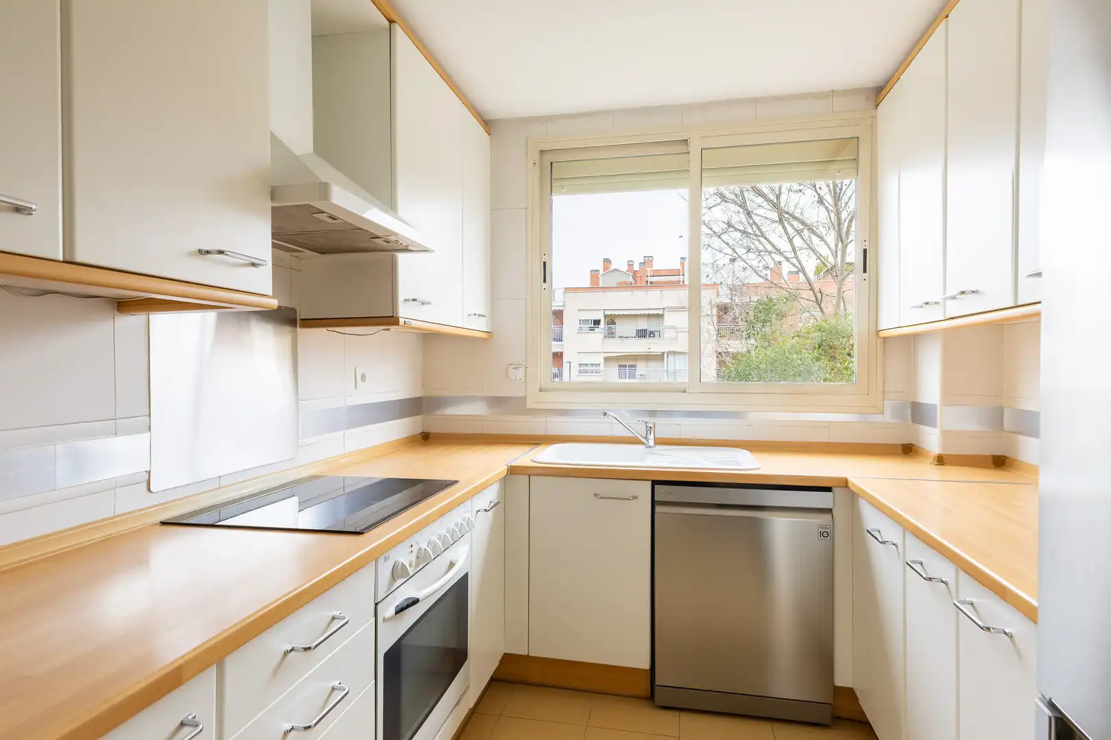 Cocina de Piso de alquiler en Pozuelo de Alarcón con Aire acondicionado, Calefacción y Jardín privado