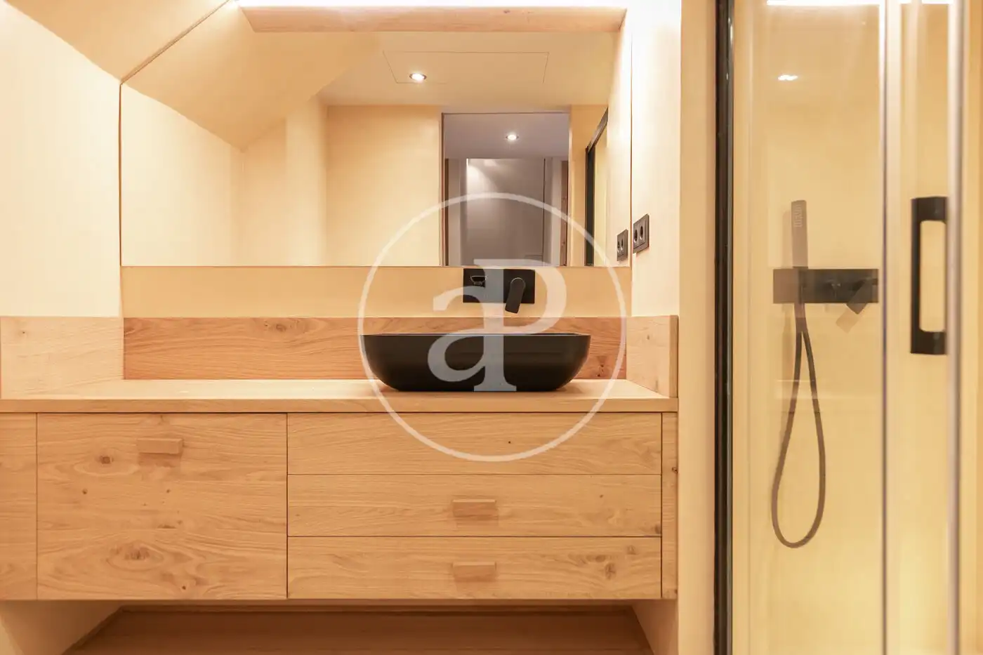 Badezimmer von Wohnung zum Verkauf in Barcelona mit Klimaanlage, Heizung und Terrasse