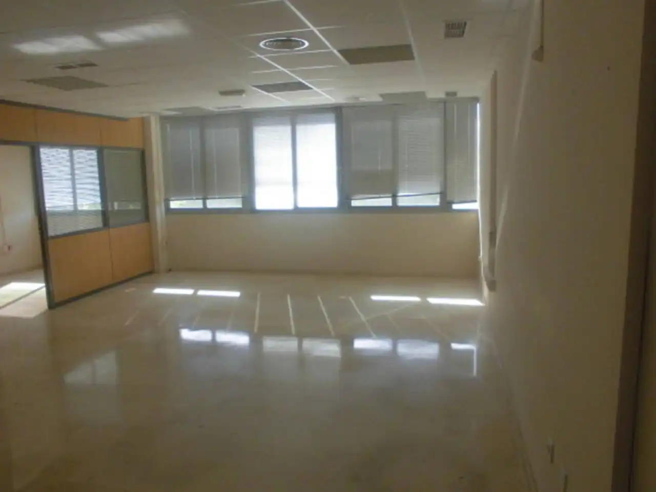 Büro zur Miete in Sevilla mit Klimaanlage, Heizung und Alarm