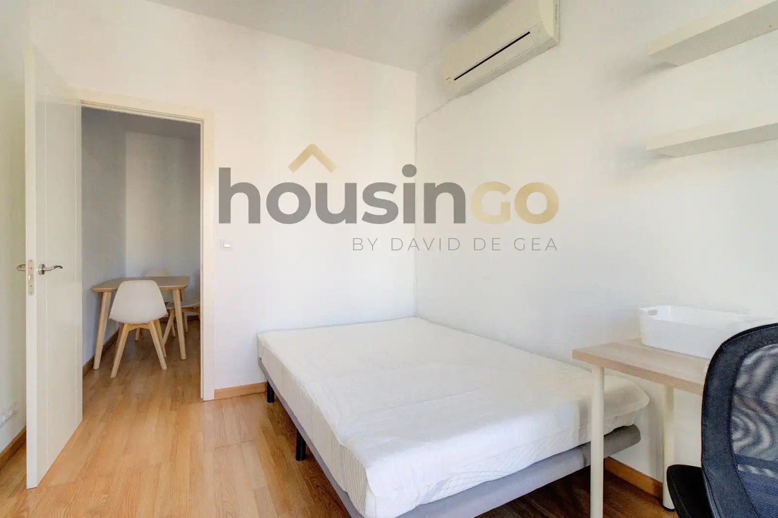 Schlafzimmer von Dachboden zur Miete in Madrid mit Klimaanlage, Heizung und Parkett