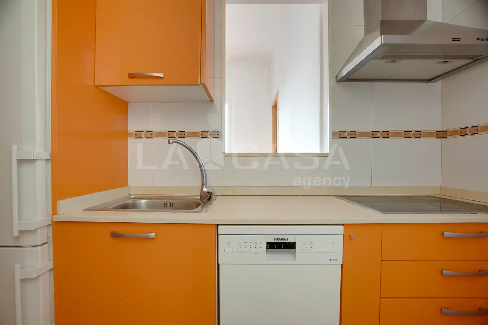 Küche von Wohnung zum Verkauf in Barcelona mit Klimaanlage, Abstellraum und Ofen