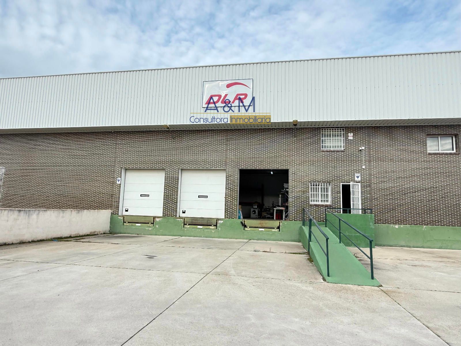 Vista exterior de Nau industrial en venda en Aldeamayor de San Martín amb Calefacció