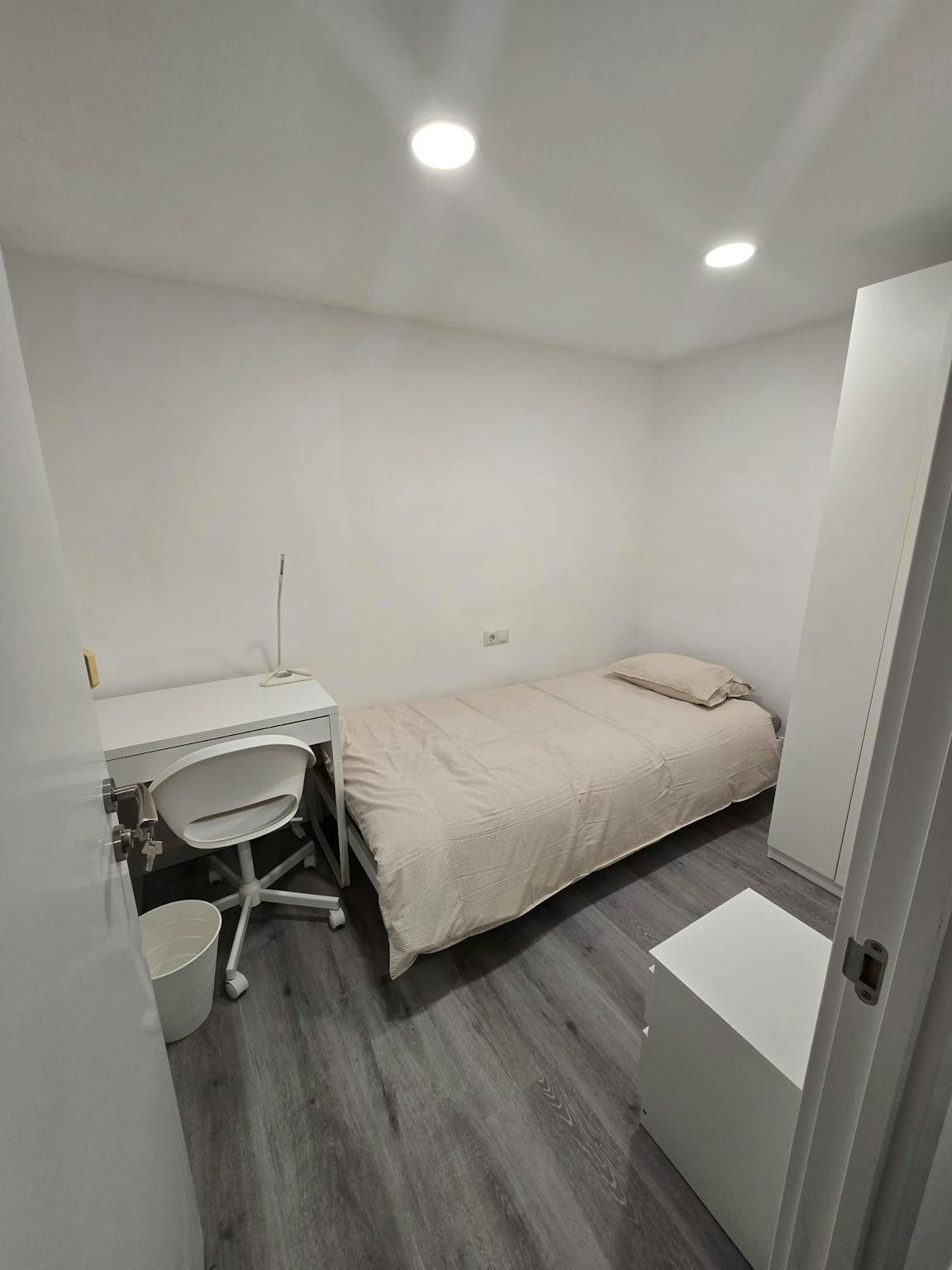 Bedroom of Flat to share in  Barcelona Capital  with Heating, Washing machine and Balcony