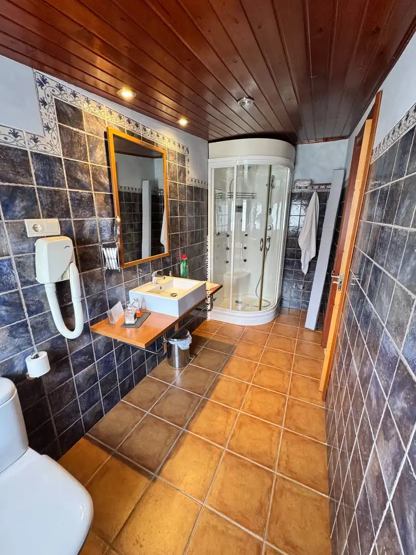 Bany de Casa o xalet en venda en Binéfar amb Aire condicionat, Calefacció i Jardí privat