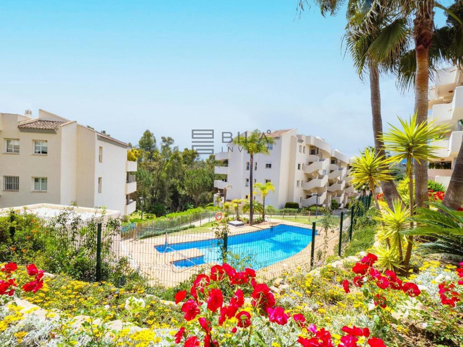 Vista exterior de Pis en venda en Marbella amb Aire condicionat, Terrassa i Piscina