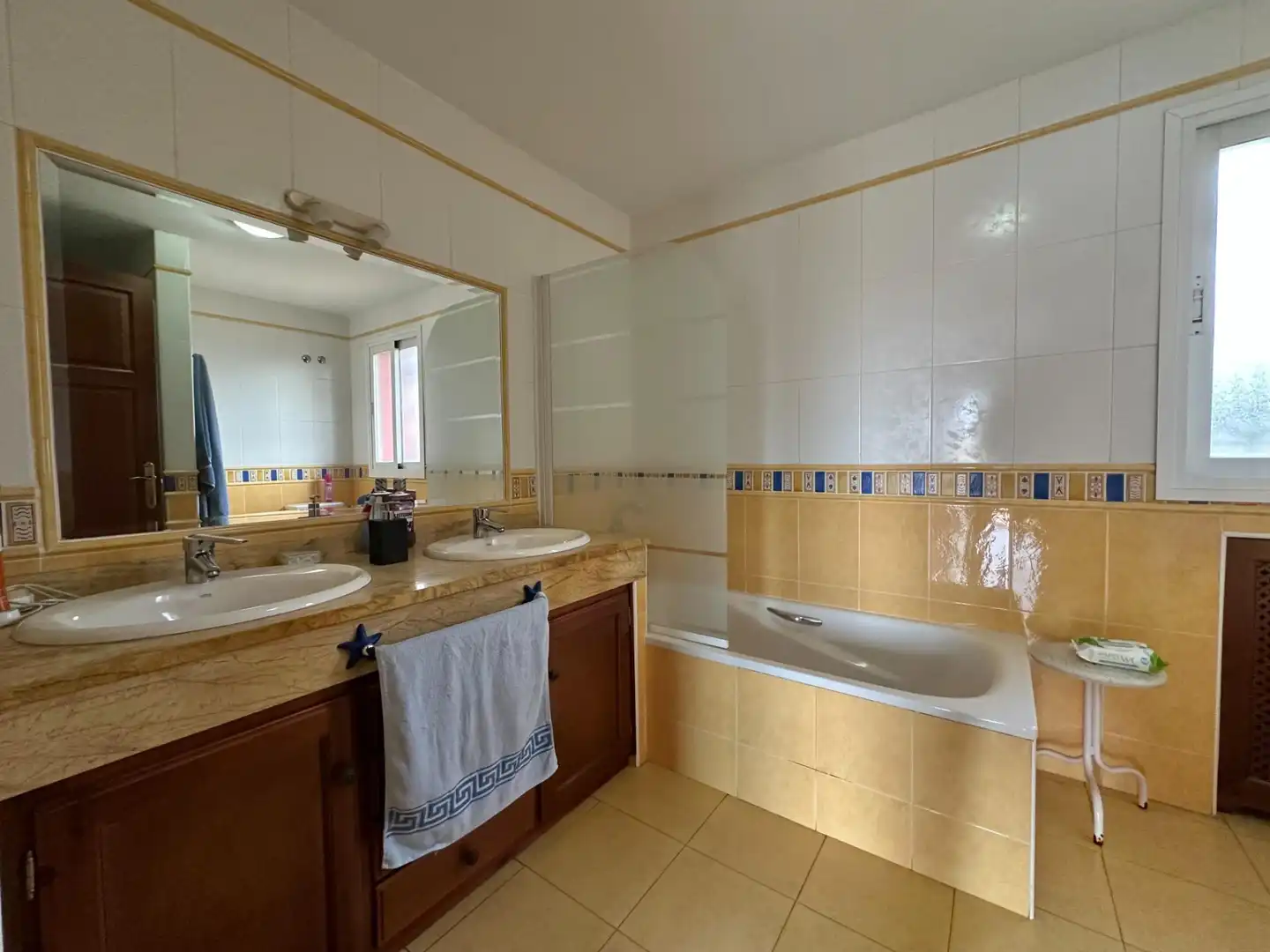 Bany de Casa o xalet en venda en Marbella amb Aire condicionat, Calefacció i Jardí privat