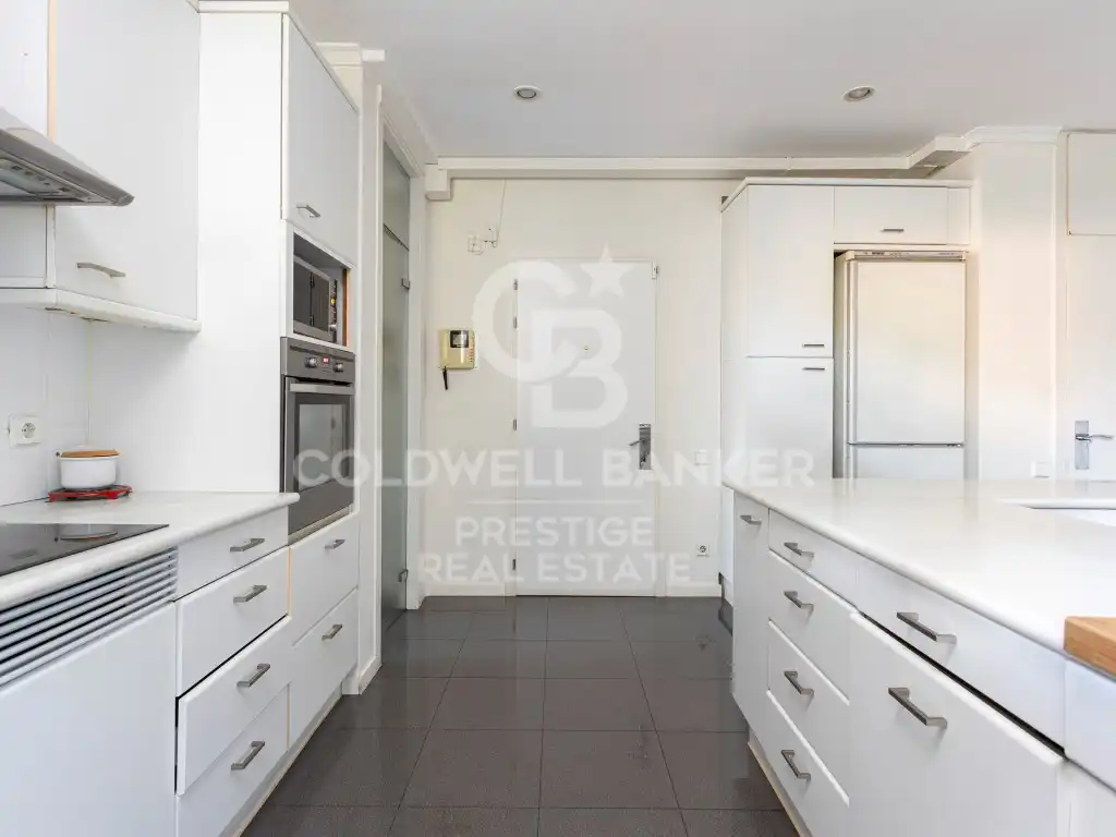 Cocina de Piso en venta en Barcelona con Jardín privado, Terraza y Piscina comunitaria