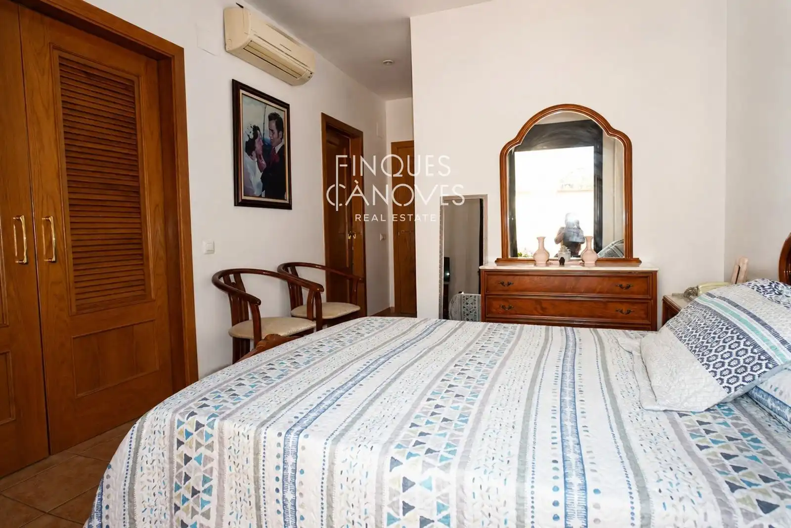 Schlafzimmer von Einfamilien-Reihenhaus zum Verkauf in Salt mit Heizung, Terrasse und Abstellraum