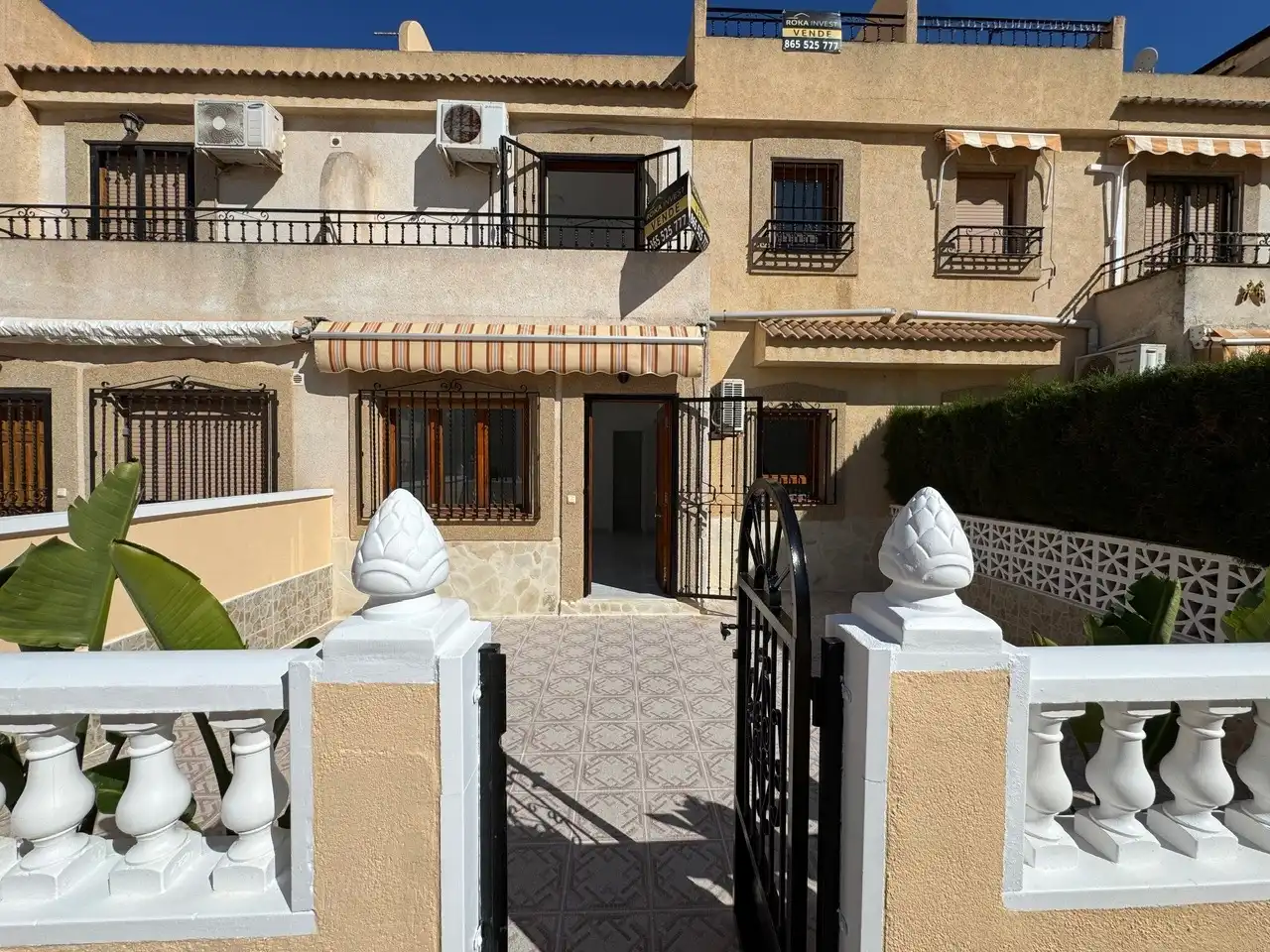 Vista exterior de Casa adosada en venda en Torrevieja amb Terrassa, Forn i Balcó