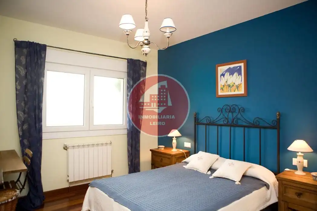 Dormitori de Casa o xalet en venda en Pontevedra Capital  amb Jardí privat, Terrassa i Moblat