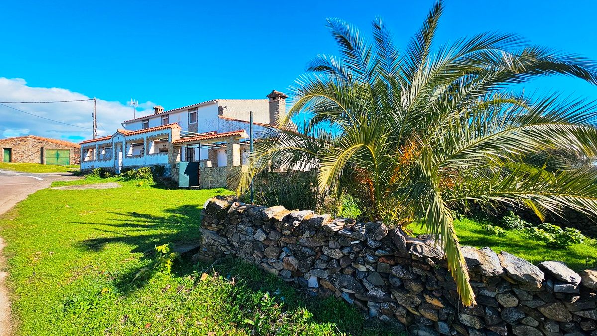 Vista exterior de Casa o xalet en venda en Almonaster la Real amb Jardí privat, Terrassa i Traster