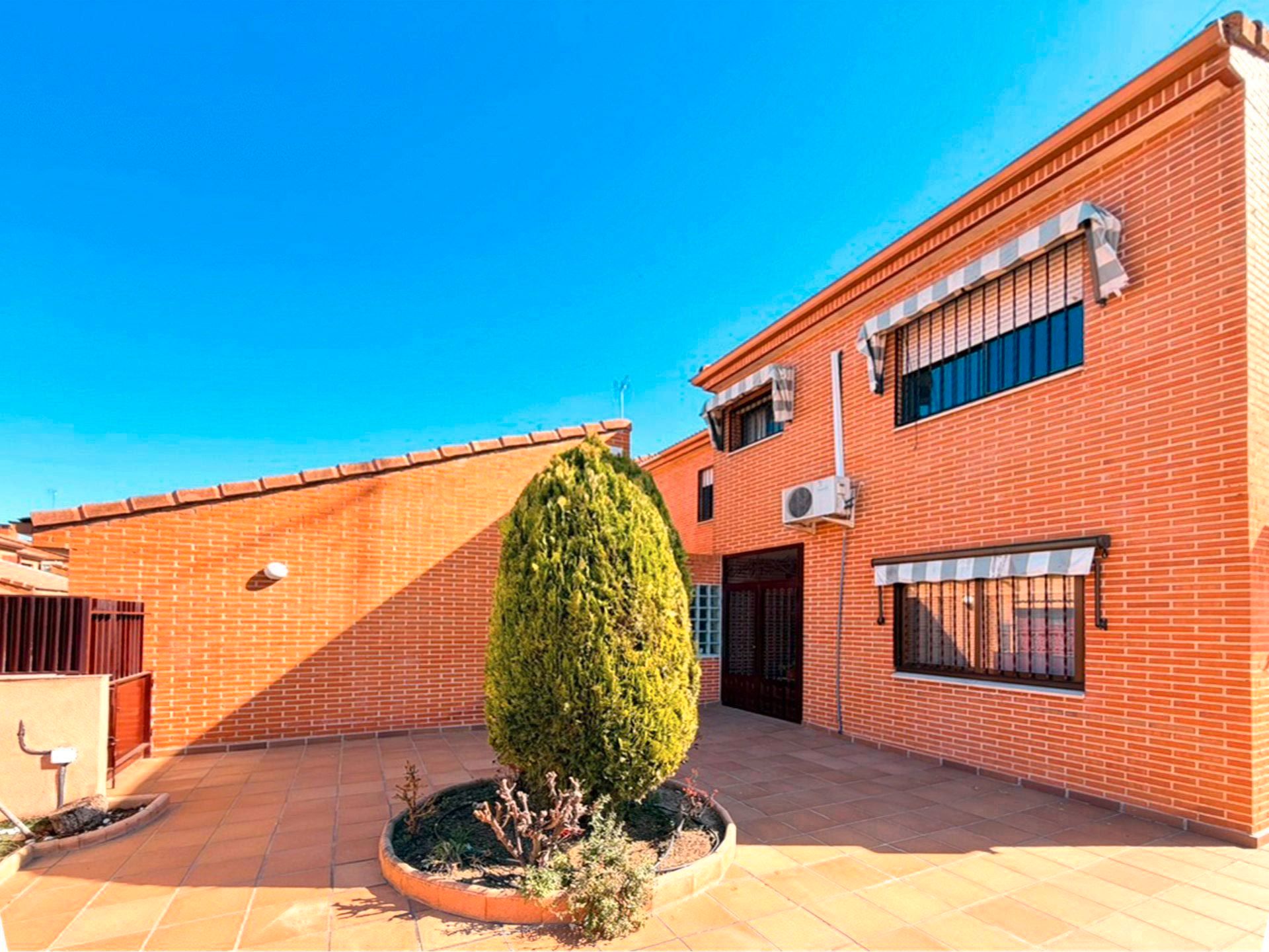 Vista exterior de Casa adosada en venta en Alcalá de Henares con Aire acondicionado, Calefacción y Jardín privado
