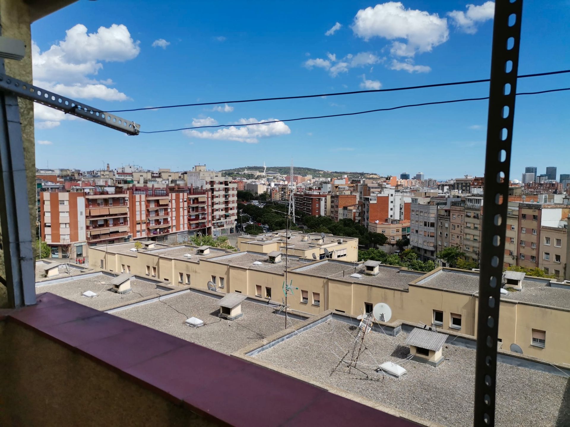 Vista exterior de Pis en venda en L'Hospitalet de Llobregat amb Calefacció i Balcó