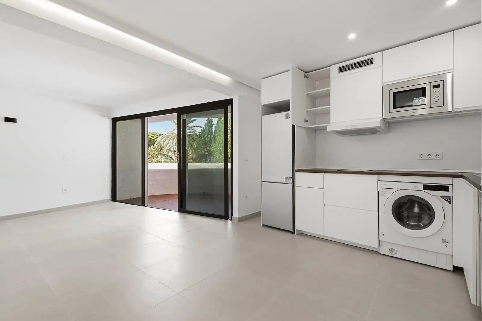Cuina de Apartament en venda en Marbella amb Calefacció, Terrassa i Piscina comunitària