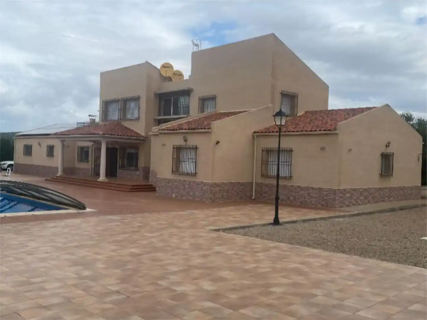 Vista exterior de Casa o xalet en venda en Fernán Caballero amb Aire condicionat, Piscina i Balcó
