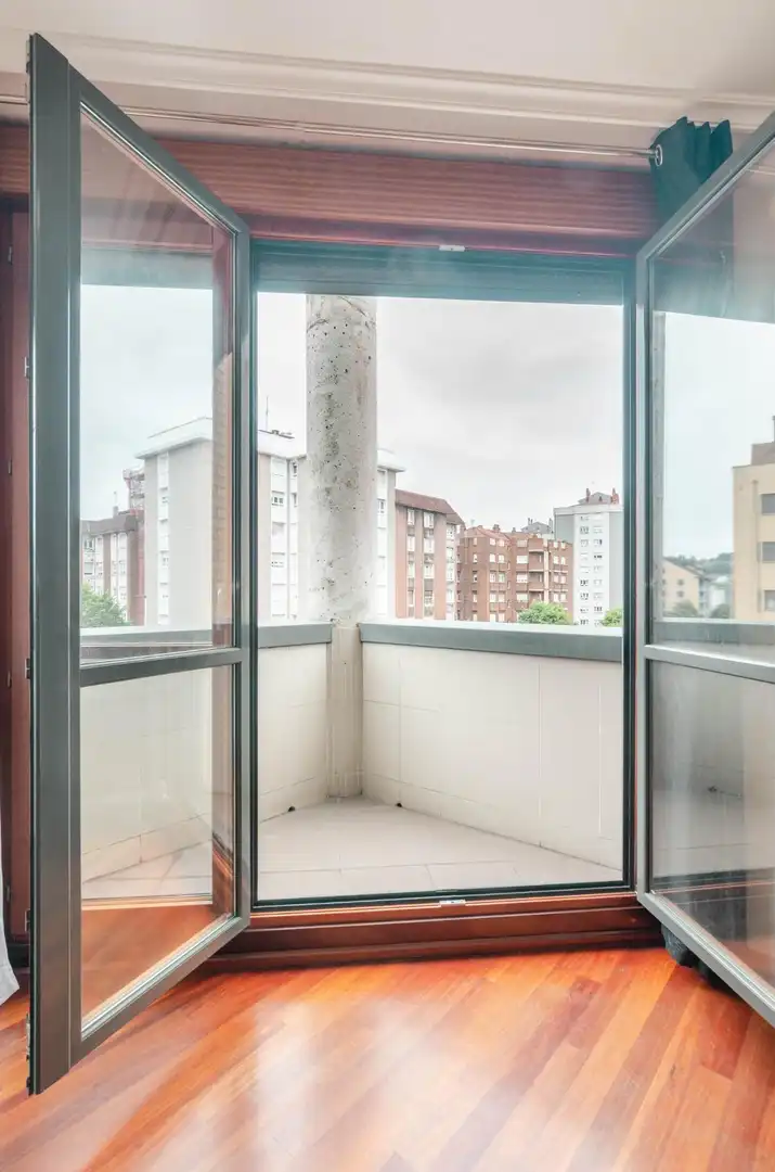 Flat with terrace for sale in Calle MANOLO QUIROS 2, imagen 9