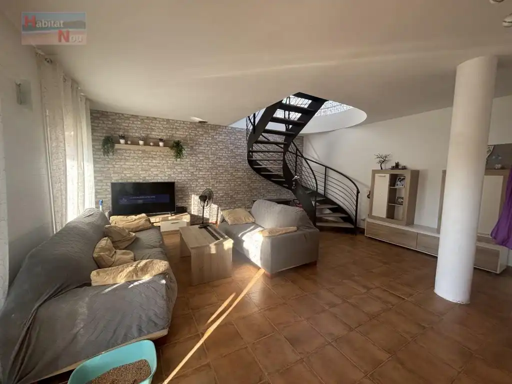 Sala d'estar de Casa o xalet en venda en La Bisbal del Penedès amb Forn i Rentadora