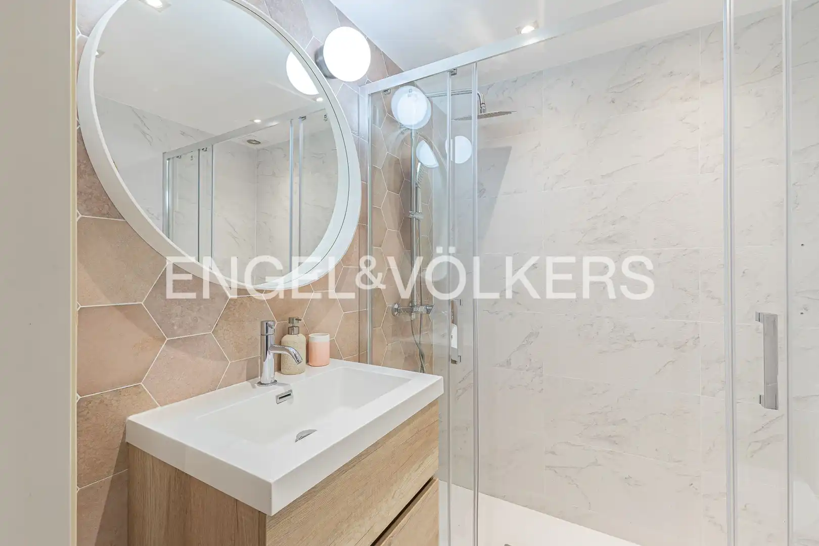 Baño de Piso de alquiler en Barcelona con Aire acondicionado, Calefacción y Parquet