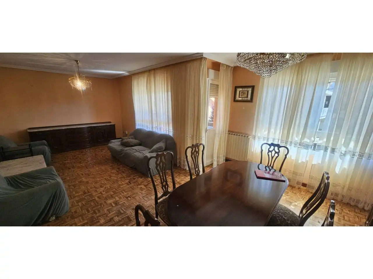 Sala de estar de Casa adosada en venta en Sariegos con Calefacción, Parquet y Terraza