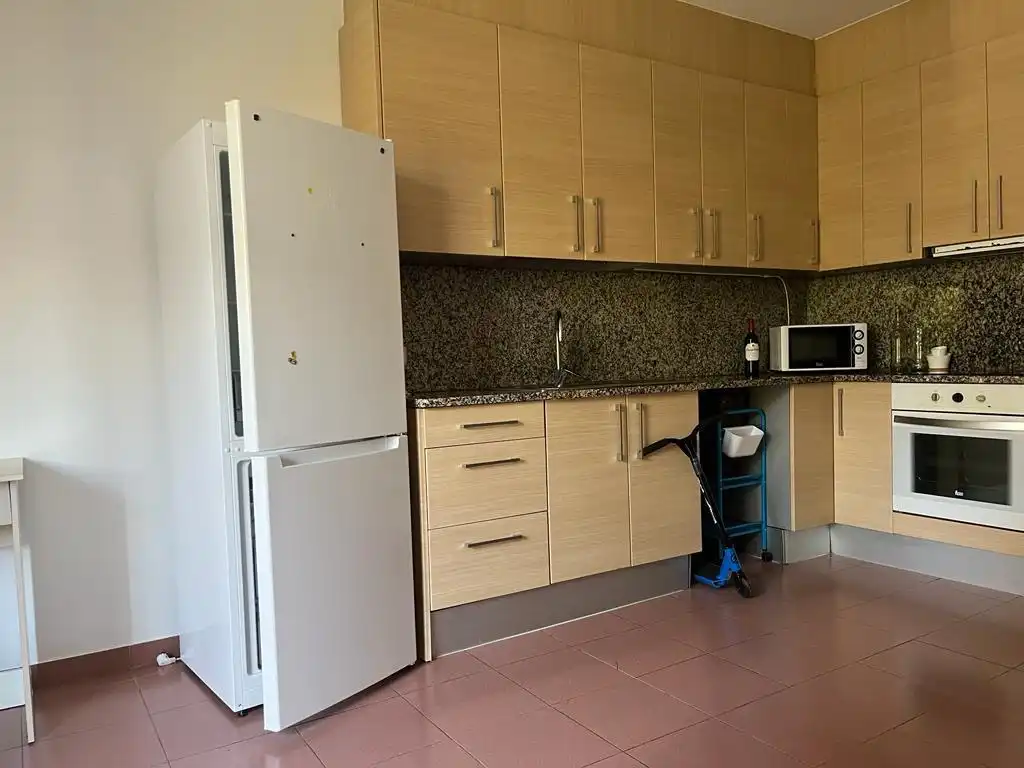 Cuina de Pis en venda en Salt amb Calefacció, Terrassa i Balcó