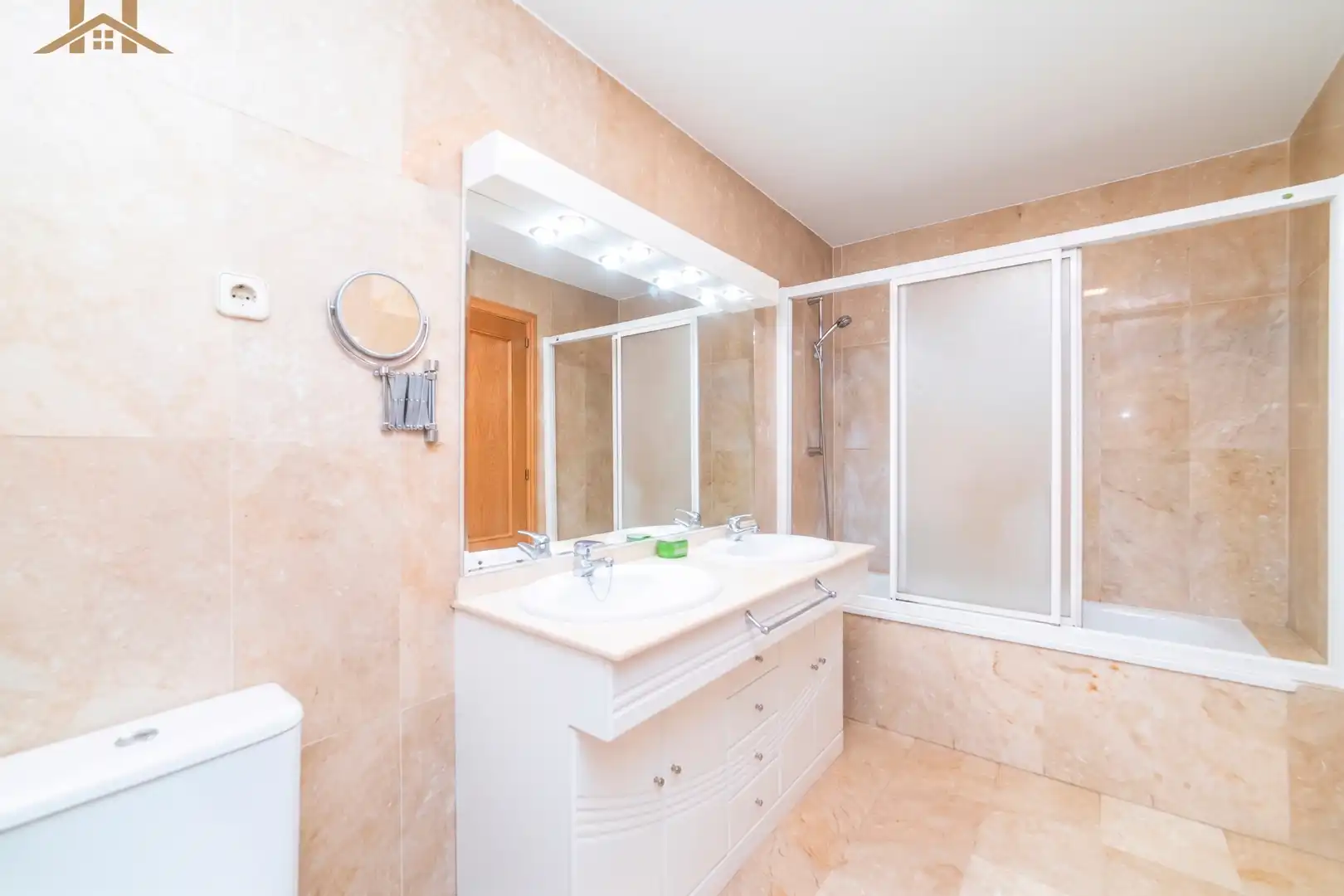 Bany de Casa o xalet en venda en Arroyomolinos (Madrid) amb Aire condicionat, Jardí privat i Terrassa