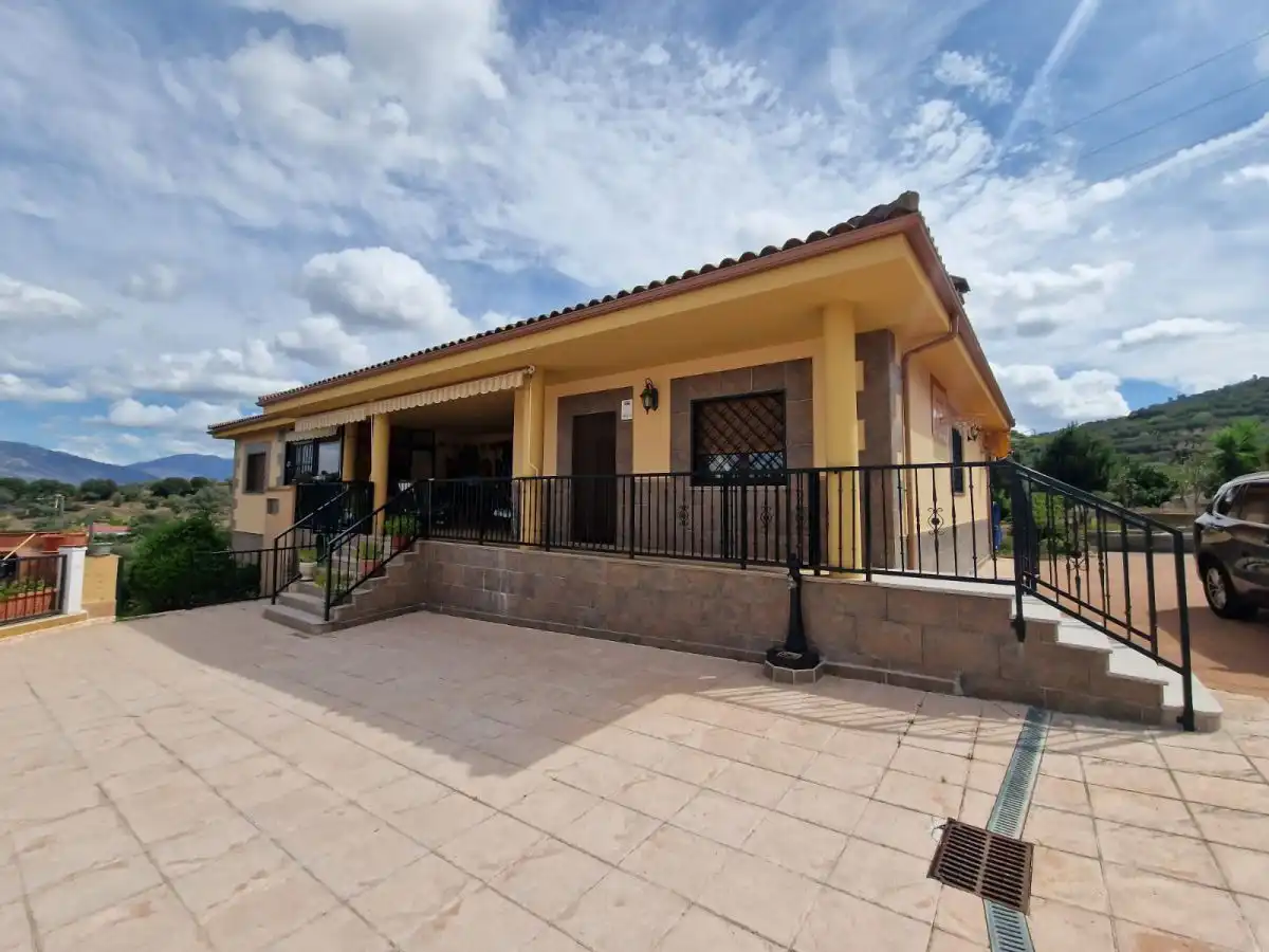 Vista exterior de Casa o xalet en venda en Plasencia amb Aire condicionat, Jardí privat i Terrassa