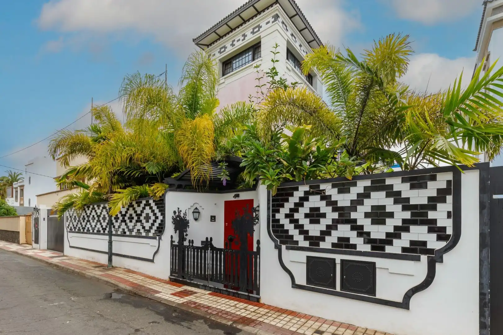 Vista exterior de Casa o xalet en venda en Las Palmas de Gran Canaria amb Jardí privat, Terrassa i Traster