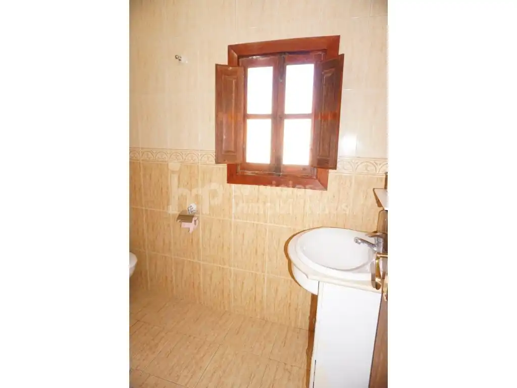 Baño de Casa adosada en venta en Benamocarra con Jardín privado, Terraza y Amueblado