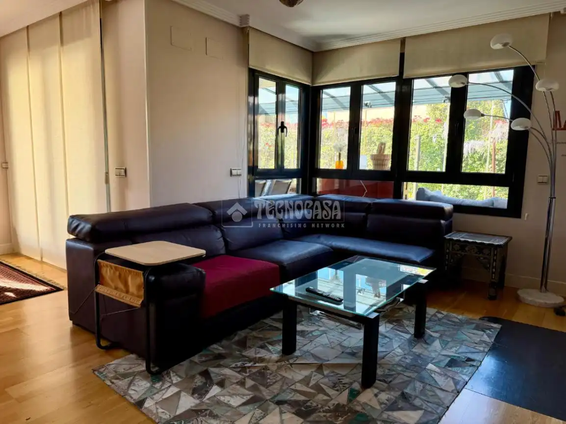 Sala d'estar de Casa adosada en venda en Villanueva de la Cañada amb Aire condicionat, Calefacció i Jardí privat