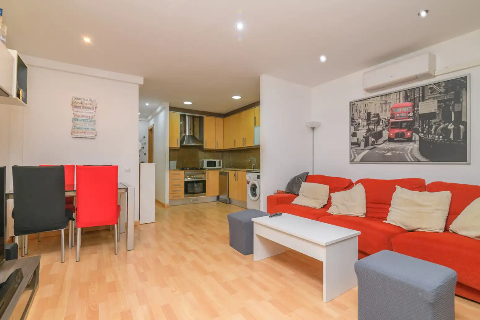 Sala d'estar de Pis en venda en Sant Boi de Llobregat amb Parquet i Terrassa