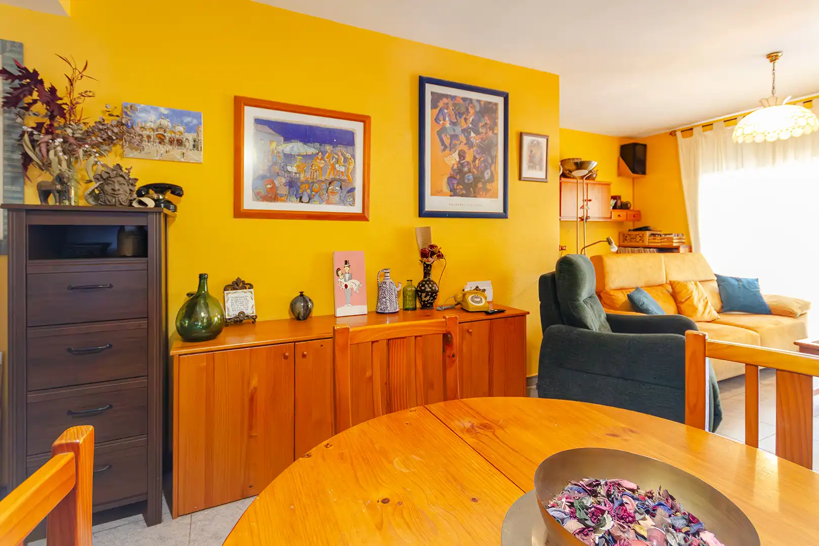Sala d'estar de Casa adosada en venda en Castellví de Rosanes amb Terrassa, Traster i Forn